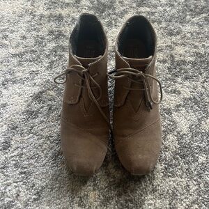 Tom’s tan suede wedge booties